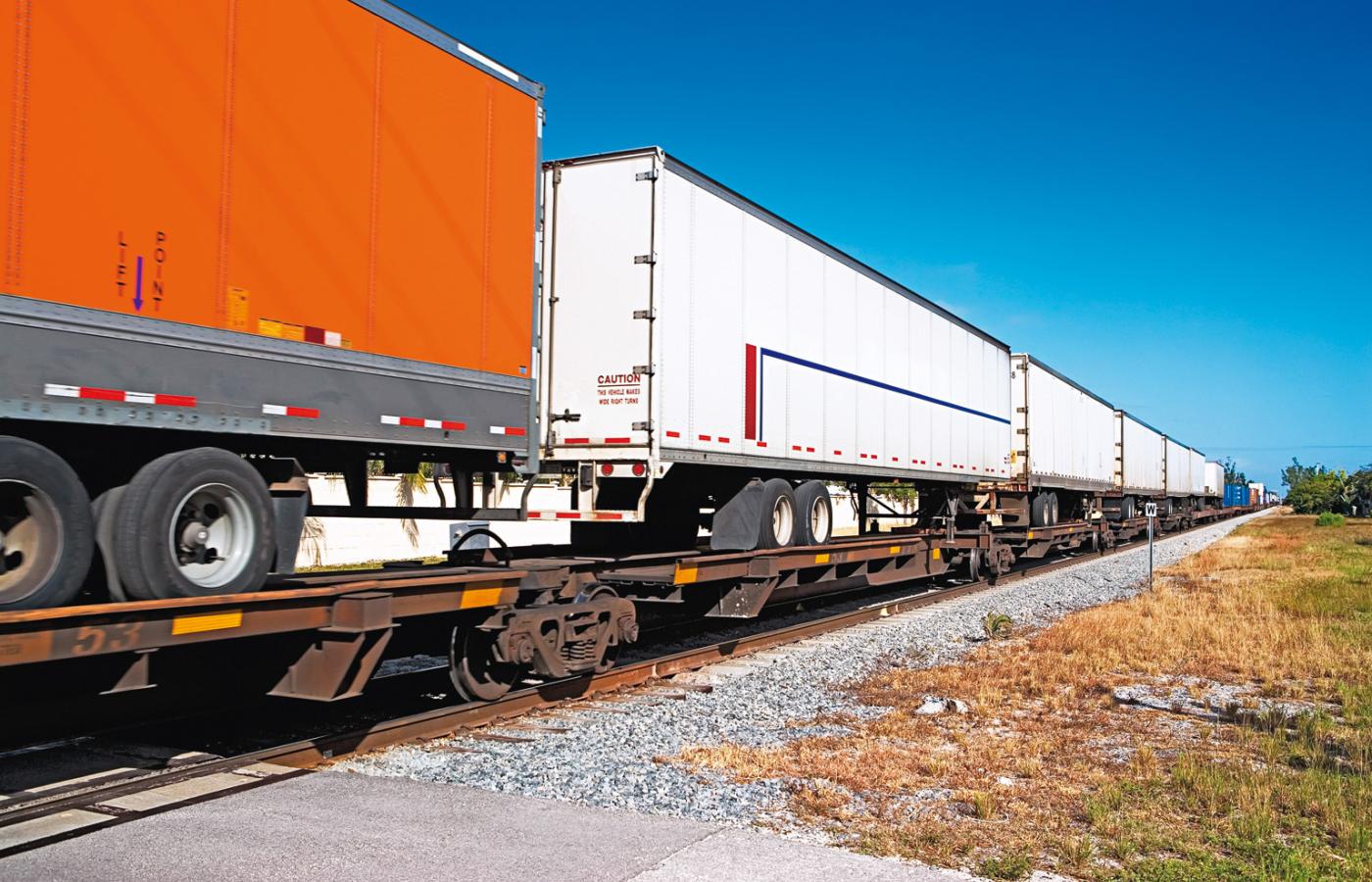 Transport kolejowy wykonuje jedną piątą pracy przewozowej, reszta przypada na przewoźników samochodowych.