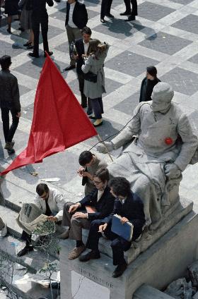 Na dziedzińcu Sorbony, podczas Paryskiego Maja, ogłoszonej wolną komuną, 1968 r.