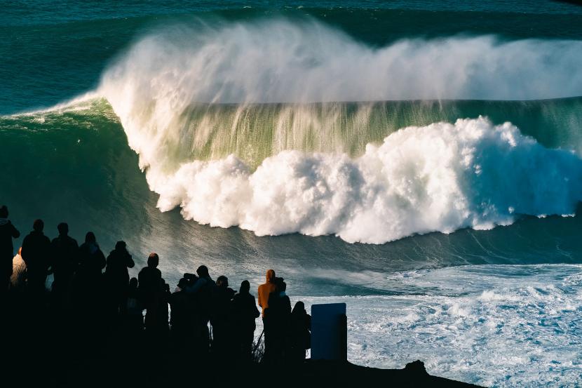 Nazaré w Portugalii ma wszystko, czego potrzebują surferzy – wysokie fale.