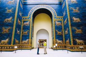 O tym, jak barwne były starożytne miasta, najlepiej świadczy wykonana z glazurowanych cegieł Brama Isztar z Babilonu, dziś do zobaczenia w Muzeum Pergamońskim w Berlinie.