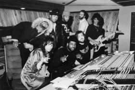 Rick Rubin (siedzi pierwszy z prawej) i Russell Simmons (stoi pośrodku) z członkami Run-D.M.C i Aerosmith w studiu nagraniowym w Nowym Jorku, 1986 r.