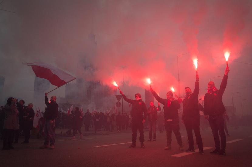 Każdy kibic i nacjonalista wie, że nie da się zaśpiewać hymnu Polski bez blasku i huku rac.