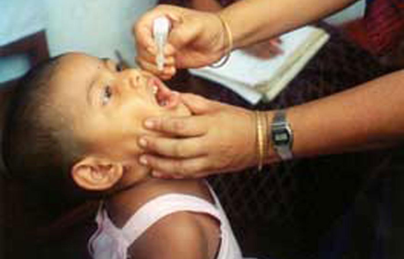 Doustne szczepienie przeciwko polio szczepionką OPV.