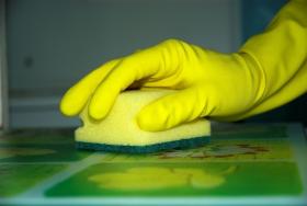 Pani lubi, jak jest posprzątane, podłogi błyszczą, a na stole nie ma żadnego okruszka.