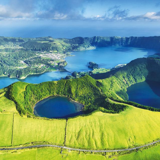 Wulkanicznie jeziora Sete Cidades na São Miguel – największej wyspie Azorów.