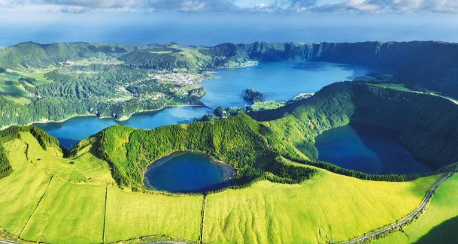 Wulkanicznie jeziora Sete Cidades na São Miguel – największej wyspie Azorów.