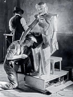 Eric – pierwszy brytyjski robot humanoidalny, który zaprezentowali w 1928 r. William Richards i Alan Reffel.