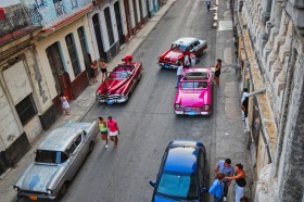 Zlot starych samochodów? Nie, tak wyglądają typowe kubańskie ulice. Jeżdżą po nich ponad półwieczne Chevrolety, Fordy. Cadillaki czy Oldsmobile, pamiętające jeszcze czasy przedrewolucyjne.