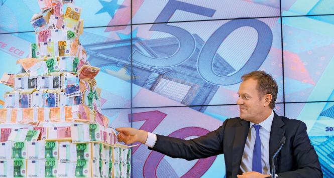 Premier Donald Tusk z „tortem za 400 mld zł” na zakończenie negocjacji.
