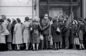 Wzorcowa kolejka na fotografii z 1981 r. Jak w kultowej już piosence: „Bądź jak kamień, stój, wytrzymaj, kiedyś te kamienie drgną”!