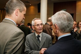 Prof. Jan Strelau, z lewej stoi Wojciech Kulesza, jeden z byłych stypendystów