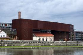 Międzynarodowy konkurs na projekt zorganizowano w 2006 r. Oczekiwano, że uwzględni zróżnicowane funkcje przyszłej siedziby (ekspozycyjne, naukowo-archiwalne, teatralne, dydaktyczne) oraz będzie ciekawie nawiązywać do spuścizny wielkiego maga polskiego teatru i sztuki.