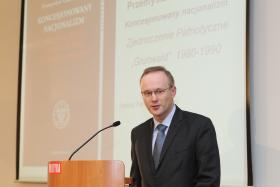 Prezes IPN  Łukasz Kamiński odbiera nagrodę za debiut w imieniu Przemysława Gasztolda-Senia