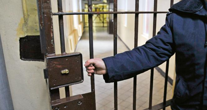 W polskich więzieniach przebywa średnio 80 tys. osób rocznie.