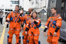 Wyjście załogi Artemis II. Od prawej do lewej: astronauci NASA – dowódca Reid Wiseman, specjalistka misji Christina Koch, pilot Victor Glover oraz astronauta CSA (Kanadyjskiej Agencji Kosmicznej) i specjalista misji Jeremy Hansen – machają do rodzin i przyjaciół. Załoga opuszcza budynek operacyjny im. Neila A. Armstronga i udaje się do statku kosmicznego Orion, umieszczonego na szczycie rakiety Space Launch System (SLS) w kompleksie startowym 39B. Środa, 1 kwietnia 2026 r.