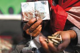 Zwolennicy prezydenta Morsiego pokazują jak traktuje ich armia. Zakrwawiony Koran, dziesiątki łusek po ostrej amunicji.