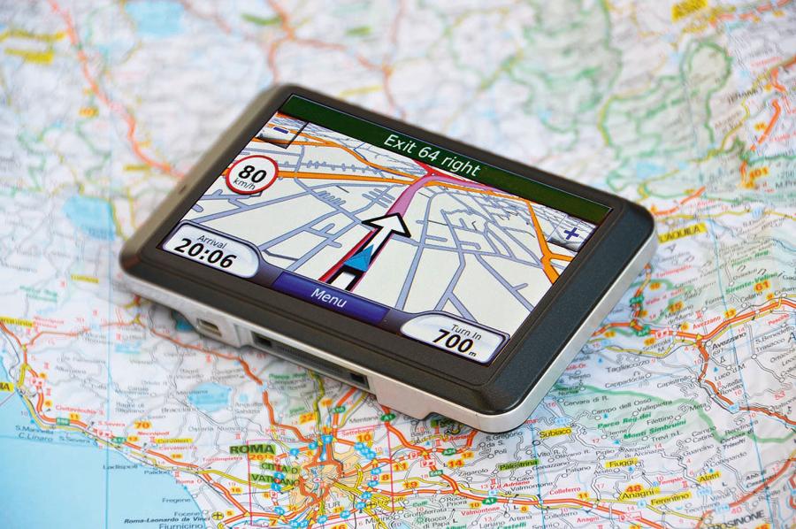 Kiedy łączymy się z satelitą w celu wytyczenia trasy za pośrednictwem nawigacji, pamiętajmy, że satelita łączy się również z nami. Nie tylko śledzi nasz samochód, ale może nawet podsłuchiwać, o czym rozmawiamy.