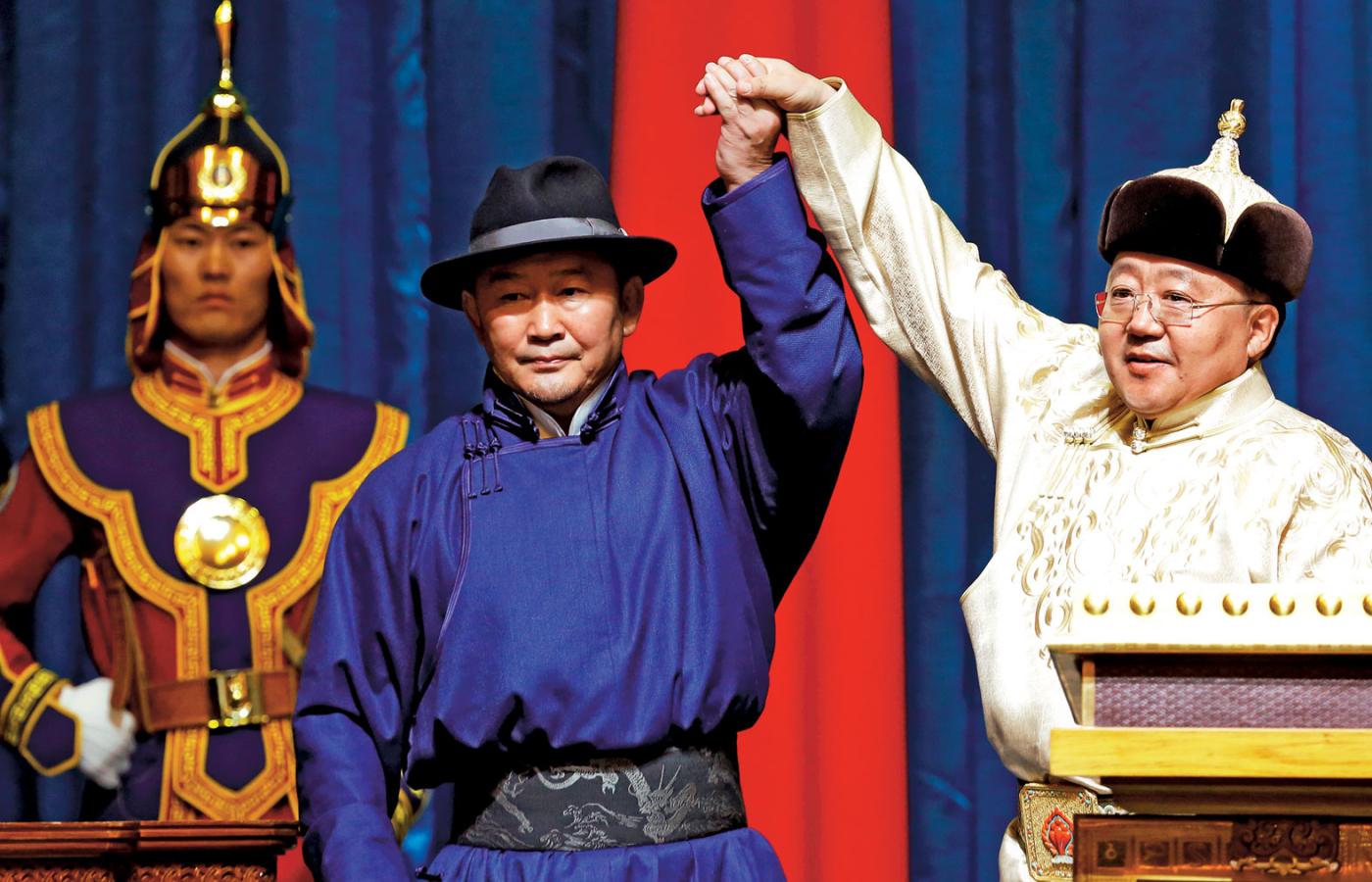 Od prawej: były prezydent Mongolii Cachiagijn Elbegdordż i jego następca Khaltmaa Battulga