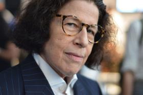 Fran Lebowitz jest postacią narysowaną grubą kreską, wyrazistą i nie do pomylenia z kimkolwiek.