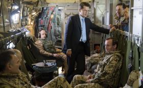 Baron Karl-Theodor zu Guttenberg. Były minister gospodarki, a potem obrony. Po przyłapaniu go na splagiatowaniu pracy doktorskiej, złożył urząd i wyjechał wraz z żoną, hrabianką Stefanią von Bismarck-Schönhausen, do Ameryki.