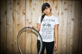 „Missing” – ironicznie nawiązując do pisanych odręcznie ogłoszeń o poszukiwaniu zaginionych przedmiotów dwudziestoletni grafik Julian Glander stworzył wzór dla amerykańskiego prekursora w branży portali do tworzenia koszulek – Threadless.com