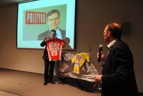 Na tym nie koniec. Jako że Jerzy Baczyński interesuje się sportem, otrzymał też adekwatną koszulkę. Taką, jaką otrzymują zwycięzcy Tour De Pologne. Albo raczej: Tour De POLITYKA.