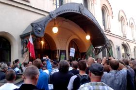 Protest przeciwko „Golgota Picnic” przed Starym Teatrem w Krakowie.