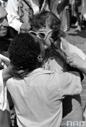 Na Światowym Festiwalu Młodzieży i Studentów w Warszawie, mimo siermiężnych lat 50. atmosfera nie oddaje ducha współczesności.