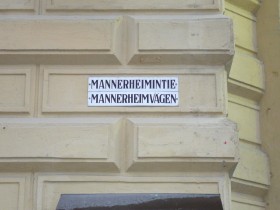 Dwujęzyczne napisy obowiązują też na fińskich ulicach.