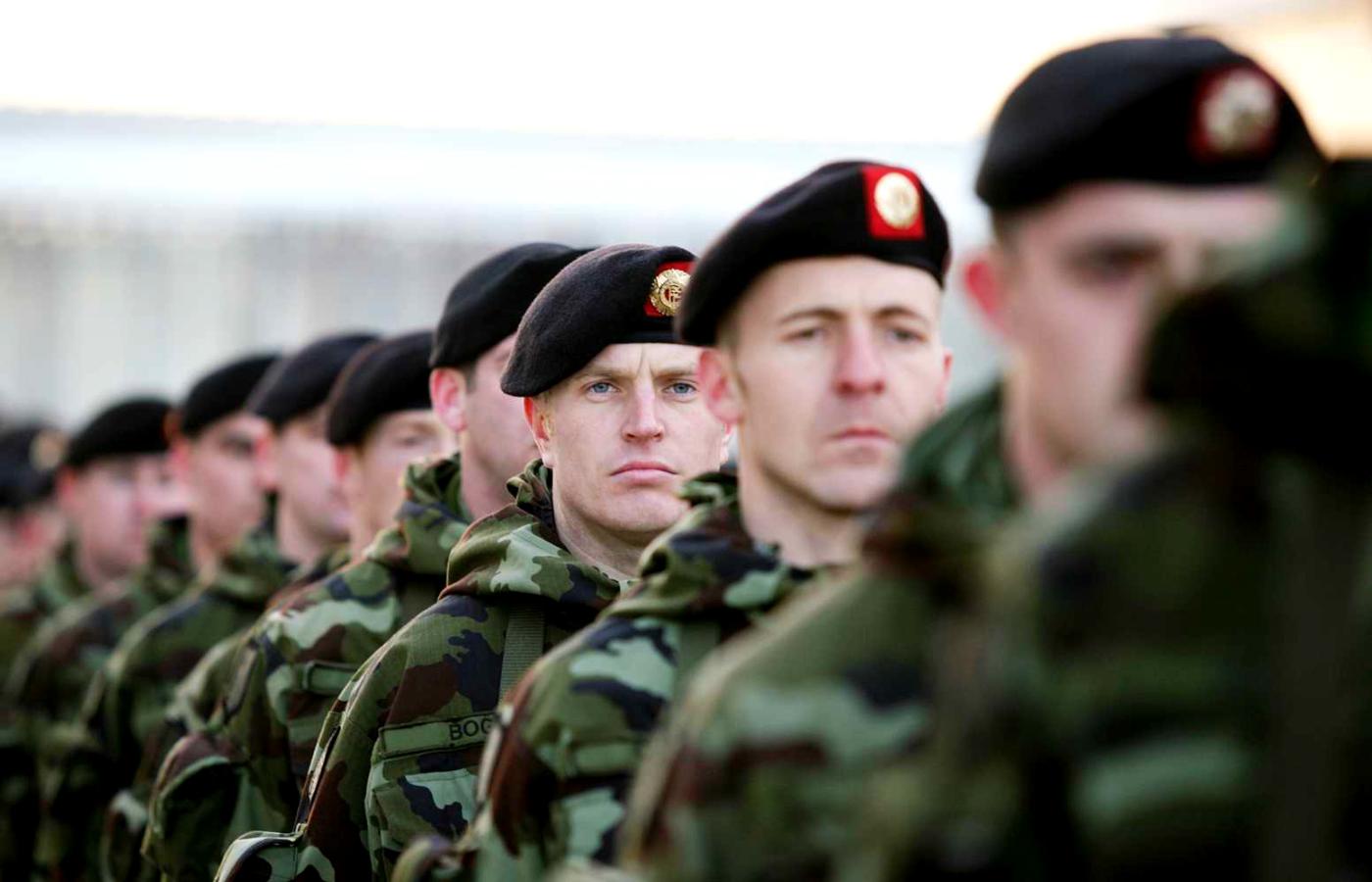 Kosowo, grudzień 2008 r. Irlandzcy żołnierze, działający w ramach misji KFOR, podczas wizyty ówczesnego premiera Briana Cowena.