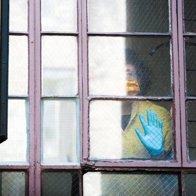 Bernell Grier, która zarządza wspólnotową spółką deweloperską na Brooklynie w Nowym Jorku, pomaga ciemnoskórym ludziom dotkniętym przez pandemię