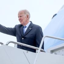 Joe Biden wsiada na pokład Air Force One w drodze do Brukseli.