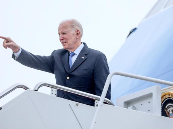Joe Biden wsiada na pokład Air Force One w drodze do Brukseli.