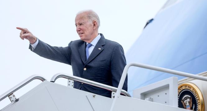 Joe Biden wsiada na pokład Air Force One w drodze do Brukseli.