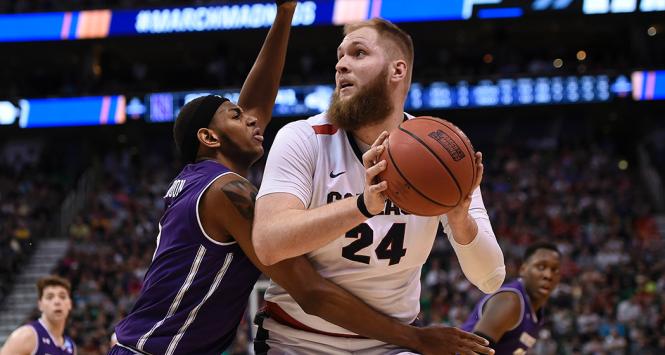 Po prawej Przemek Karnowski