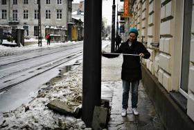 ... i na chodnikach. W tym miejscu muszą się zmieścić w 117 centymetrach.