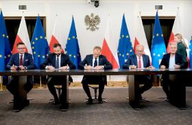 Liderzy partii demokratycznych parafują umowę koalicyjną.