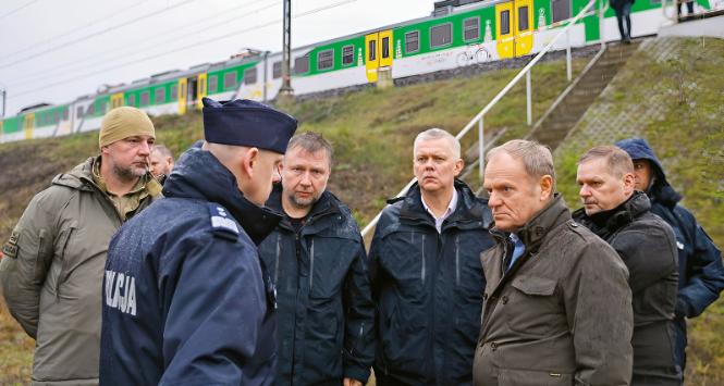 Donald Tusk przy uszkodzonej linii kolejowej