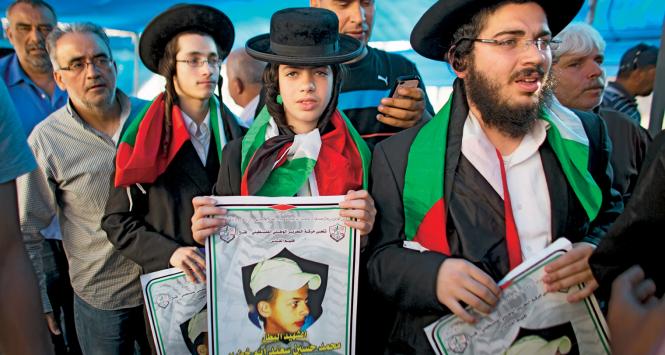 Grupa ortodoksyjnych antysyjonistycznych Żydów z organizacji Naturei Karta protestuje po zamordowaniu palestyńskiego 16-latka.