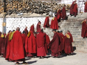 Mnisi wchodzący do klasztoru Drepung.