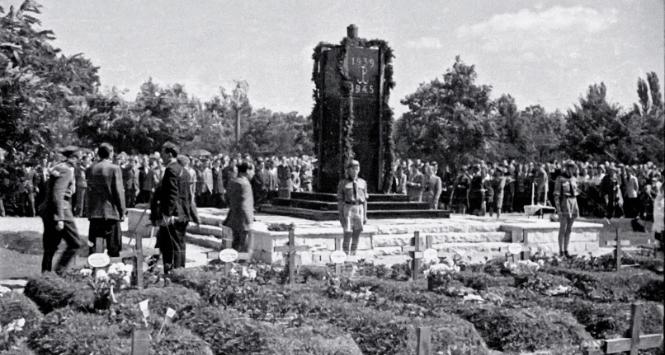 Odsłonięcie na Cmentarzu Wojskowym pomnika żołnierzy AK poległych w walce o wolność, 1 sierpnia 1946 r.