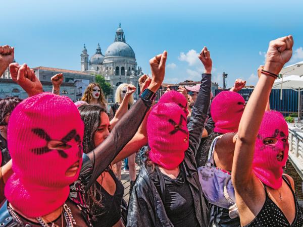 Protest aktywistek z Pussy Riot przeciwko ponownemu przyjęciu Rosji na Biennale