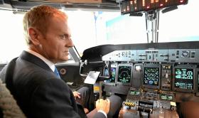 Tusk zamienił realną władzę i możliwość walki o trzecią premierowską kadencję na pozory, które go coraz wyraźniej męczą.