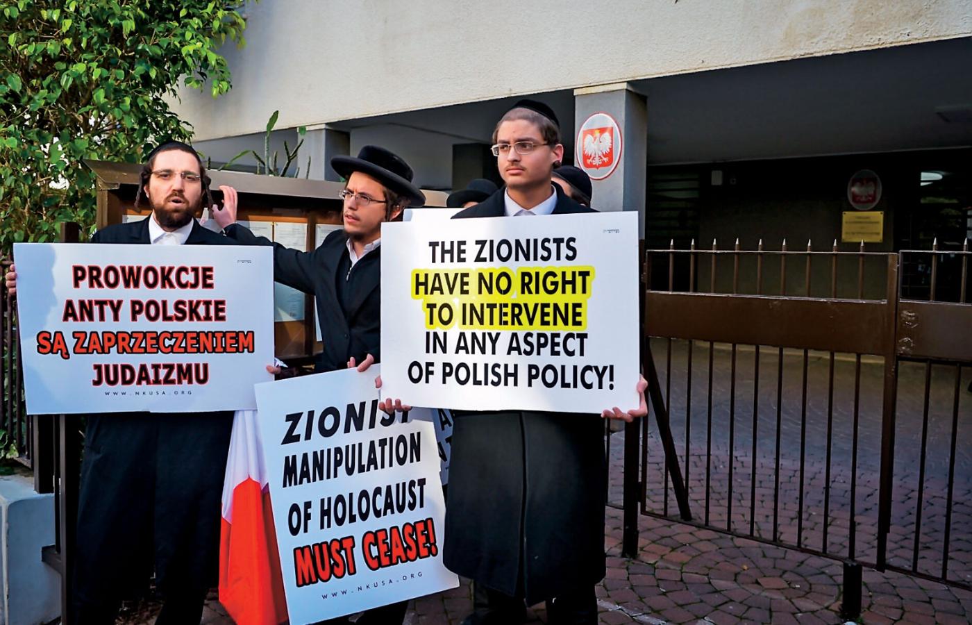 Ultraortodoksyjni Żydzi udzielili nieoczekiwanego wsparcia polskim władzom, manifestując przed polską ambasadą w Tel Awiwie.