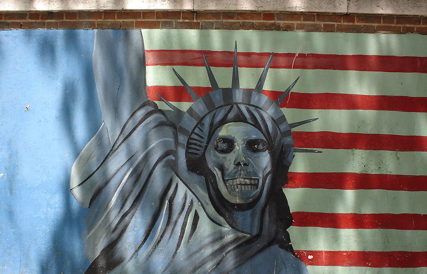 Graffiti na murze dawnej ambasady amerykańskiej w Teheranie