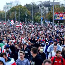 Białorusini wciąż tłumnie wychodzą na ulice. Na zdjęciu protest z 27 września w Mińsku.