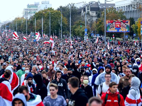 Białorusini wciąż tłumnie wychodzą na ulice. Na zdjęciu protest z 27 września w Mińsku.