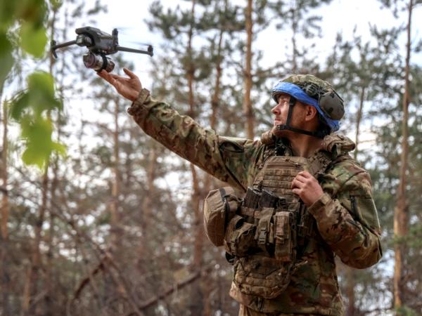 Ukraiński żołnierz wysyła dron. Rejon Donbasu, maj 2024 r.