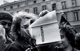 Demonstracja przeciw wprowadzeniu religii do szkół w Warszawie w 1992 r.