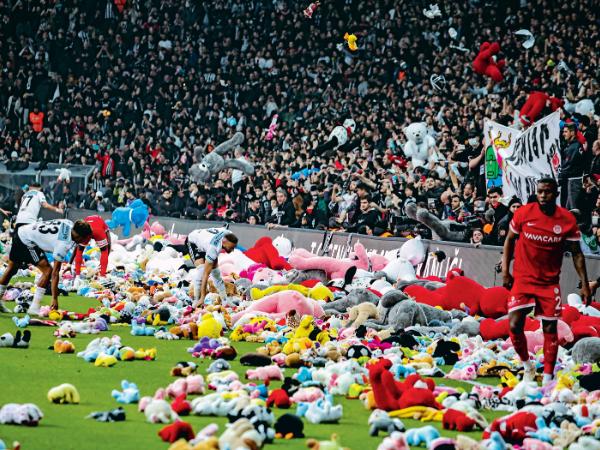 Tureccy kibice zorganizowali zbiórkę maskotek dla dzieci, które ucierpiały w potężnym trzęsieniu ziemi 6 lutego br.